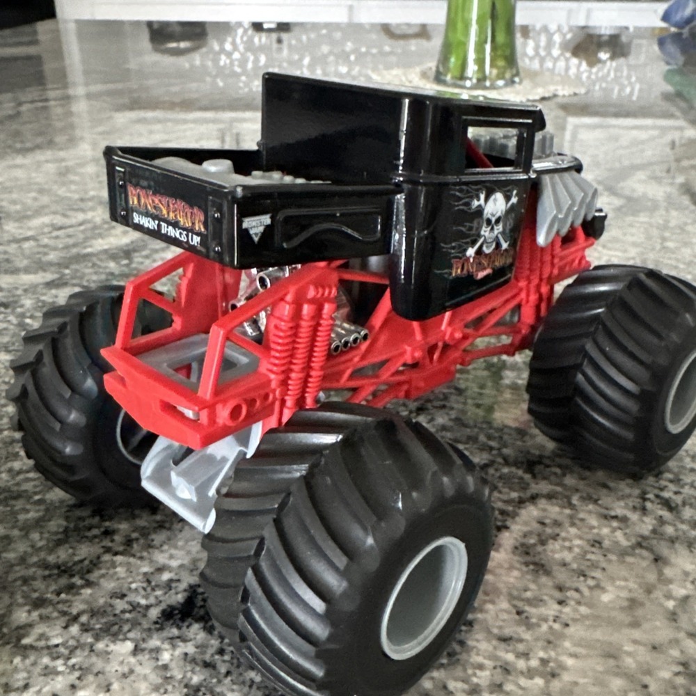 HOT WHEELS 1/24 "BONESHAKER" BLACK/RED MONSTER JAM DIECAST Plus 5 Smaller Trucks - Picture 6 of 12